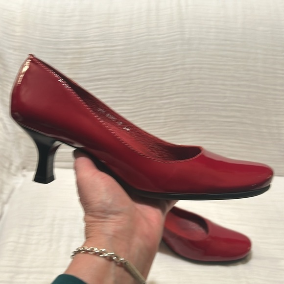Hush Puppies Patent Red Slip On Curved Pump Women's Size 9 - Picture 12 of 15